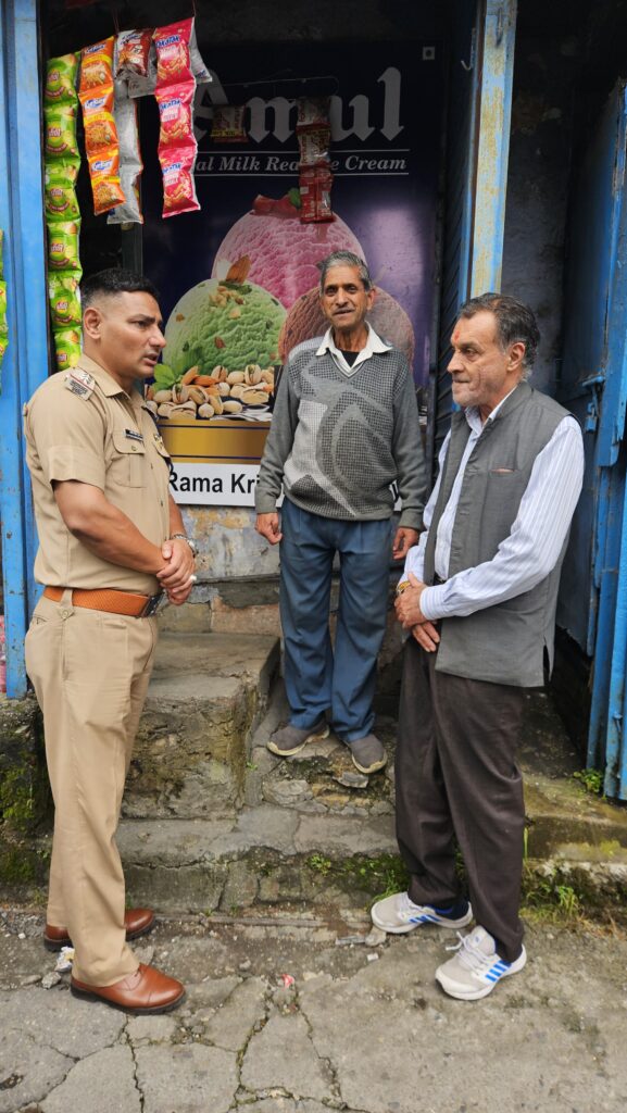 विश्व वरिष्ठ नागरिक दिवस के अवसर पर कोतवाली मसूरी पुलिस द्वारा वरिष्ठ नागरिको के घर-घर जाकर कुश्लता की जानकारी ली गयी। 