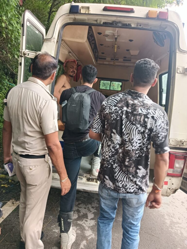 मसूरी -देहरादून मार्ग पर पानी वाले बैंड के पास कार हुयी दुर्घटना ग्रस्त, एक युवक हुआ घायल