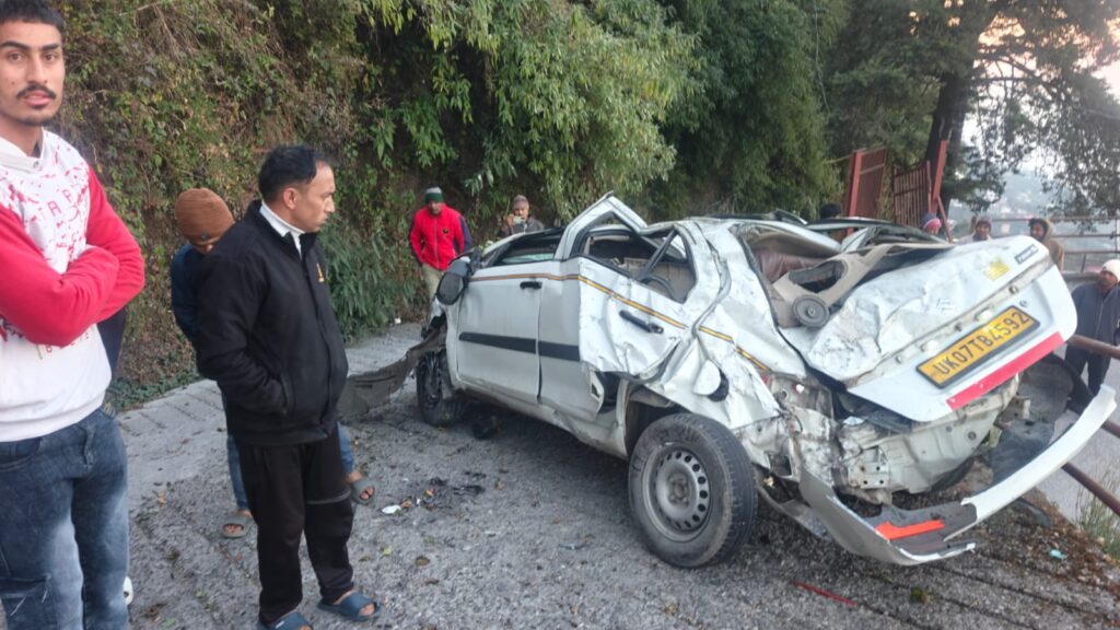 मैसोनिक लॉज बस स्टैंड के पास देर रात टैक्सी वाहन गहरी खाई में गिरा, चालक हुआ घायल